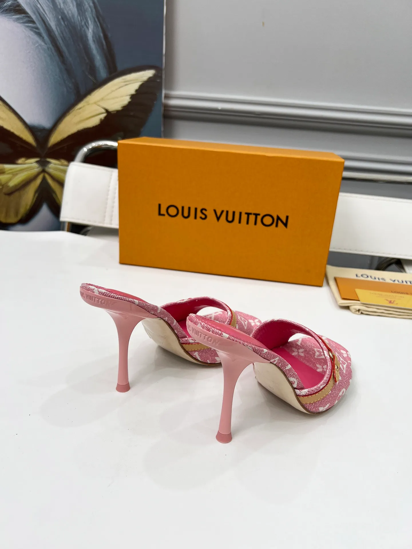 👟👟Ex-factory price 440👟👟 LV new denim kitten heel slippers 2025 summer must-have for goddesses, original replica, super comfortable on the feet. Show off the queen's temperament, the heel height is 9.5CM, which shows your temperament without being tiring. Leather outsole. Standard code: 35-42 (41 and 42 codes are customized, non-returnable and non-exchangeable)